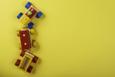 Metin için alan ile sarı arka plan üzerinde Ahşap tren.