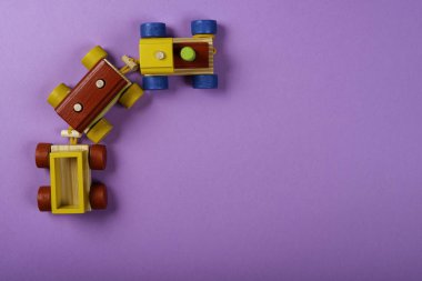 Metin için alan ile mor arka plan üzerinde Ahşap tren.