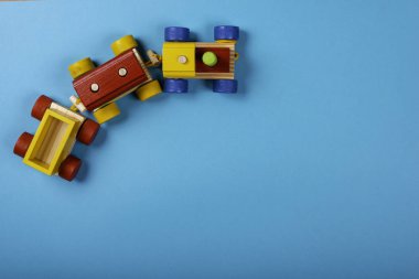 Metin için alan ile mavi arka plan üzerinde Ahşap tren.