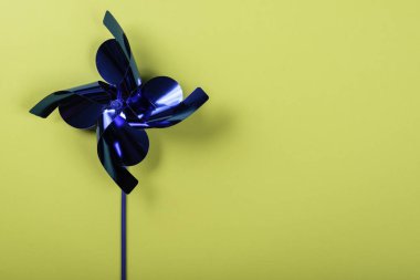 Neon yeşil arka plan üzerinde mavi fırıldak. Resmin sağ tarafındaki metin için alan.