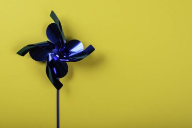 Sarı arka planda mavi fırıldak. Resmin sağ tarafındaki metin için alan.