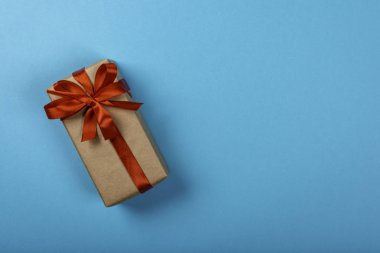 Neon mavi arka plan üzerinde yay ile Hediye kutusu. Resmin sağ tarafındaki metin için alan.