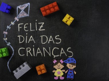 Blackboard Feliz dia das criancas (Portekizce) yazılı. Uçurtma Çizimi. Kopyalama alanı.