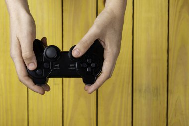 Çocuk Bayramı. Kadın el video oyunu kontrolü işleme oynuyor. Kopya alanı, grafik kaynağı.