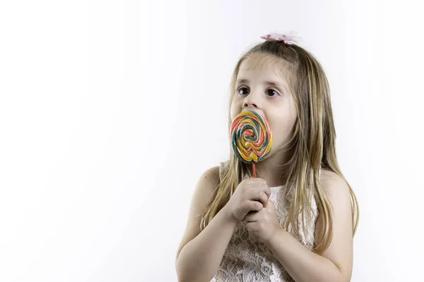 Cute Girl Dziewczyna Kolorowym Lizak Candy Dzień Dziecka Białe Tło — Zdjęcie stockowe