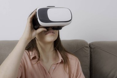 Güzel kadın Vr cihazı ile bakıyor ve heyecanlı hissediyorum.