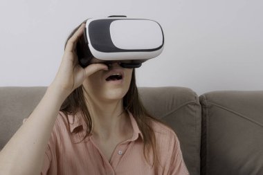 Güzel kadın Vr cihazı ile bakıyor ve heyecanlı hissediyorum.