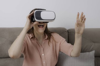 Güzel kadın Vr cihazı ile bakıyor ve heyecanlı hissediyorum.