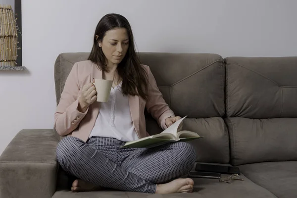 Geschäftsfrau Sitzt Auf Couch Und Blättert Buch — Stockfoto