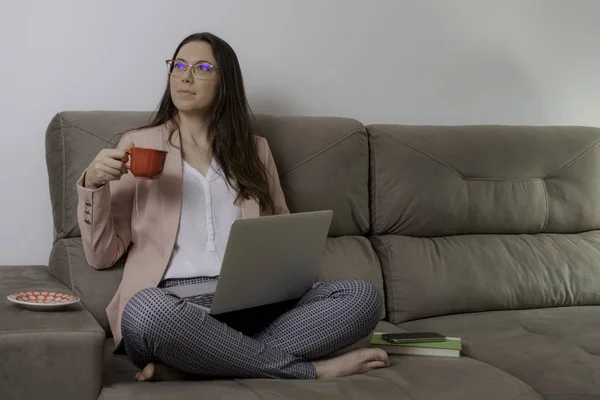 Mooie Vrouw Zittend Bank Drinken Van Thee Het Gebruik Van — Stockfoto