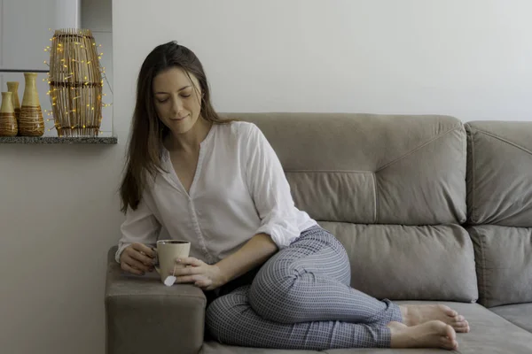 Mujer Sentada Sofá Después Largo Día Trabajo Relajarse Tomar — Foto de Stock