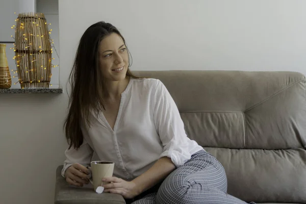 Mujer Sentada Sofá Sonriendo Bebiendo — Foto de Stock