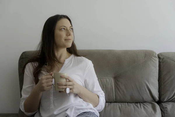 Frau Sitzt Auf Der Couch Tee Trinken Und Entspannen Kopierraum — Stockfoto