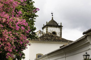 Paraty Santa Rita Kilisesi, Rio de Janeiro, Brezilya. Paraty, Portekiz'in sömürge ve Brezilya İmparatorluk belediyesi.