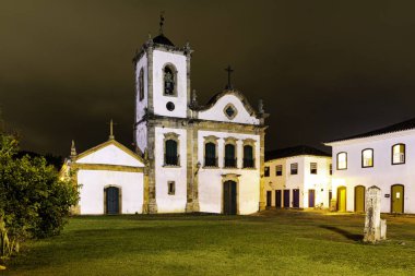 Gece Paraty Santa Rita Kilisesi, Rio de Janeiro, Brezilya. Paraty, Portekiz'in sömürge ve Brezilya İmparatorluk belediyesi.