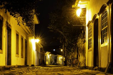 Paraty merkezinde geceleri Sokaklar, Rio de Janeiro, Brezilya. Paraty, Portekiz'in sömürge ve Brezilya İmparatorluk belediyesi.