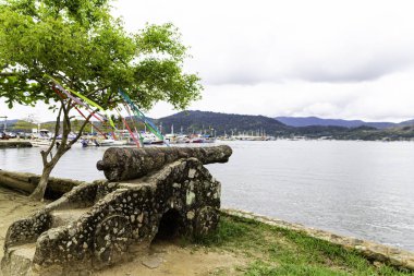 Paraty, Rio de Janeiro, Brezilya - Setembro 14, 2019: Şehir koruma metal topu. Paraty, Portekiz'in sömürge ve Brezilya İmparatorluk belediyesi.
