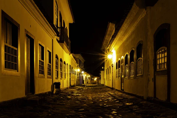Paraty merkezinde geceleri Sokaklar, Rio de Janeiro, Brezilya. Paraty, Portekiz'in sömürge ve Brezilya İmparatorluk belediyesi.