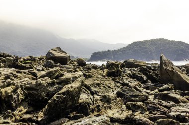 İnanılmaz Turkuaz Su Rengi ile Caixa Daco Doğal Havuzları, Trindade, Rio de Janeiro, Brezilya.