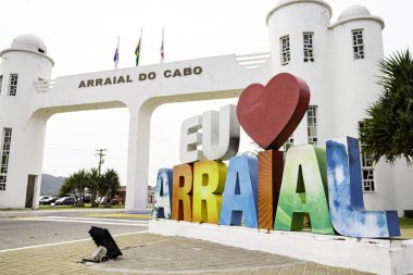 Arraial do Cabo, Rio de Janeiro, Brezilya - 20 Eylül 2019: Arraial do Cabo şehrine erişim portalı, Sign I Love Arraial, Rio de Janeiro.