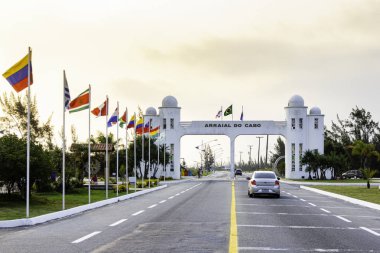 Arraial do Cabo, Rio de Janeiro, Brezilya - 20 Eylül 2019: Gün batımı ışığıyla aydınlatılan Arraial do Cabo şehrine erişim portalı, Rio de Janeiro.