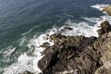 Cabo Frio, Rio de Janeiro, Brezilya'da Atlantik Okyanusu kıyısındaki kayaların detayı.