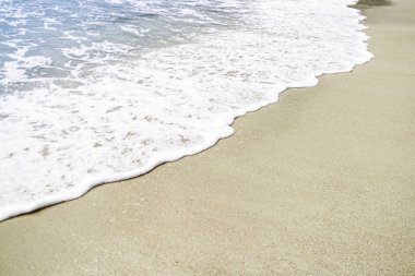 Kıyıya gelen dalga detayı. Tatil konsepti.