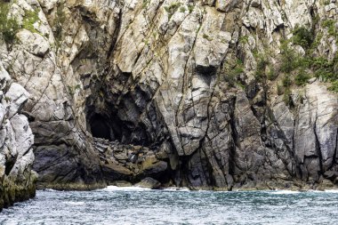Deniz Feneri Adası'nda Mavi Mağara ve Meteor Deliği, Arraial do Cabo, Rio de Janeiro, Brezilya.