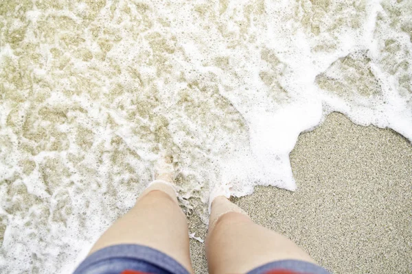 Detalle Piernas Mujer Entrando Mar Olas Espuma Playa Concepto Vacaciones — Foto de Stock