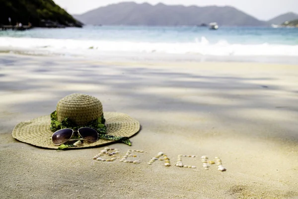 Sombrero Gafas Sol Sobre Arena Playa Concepto Vacaciones Playa Escrita — Foto de Stock