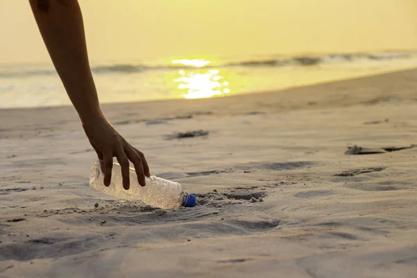 Kobieta Ręka Zbierając Plastikowe Butelki Czyszczenia Plaży Koncepcja Wolontariuszy — Zdjęcie stockowe