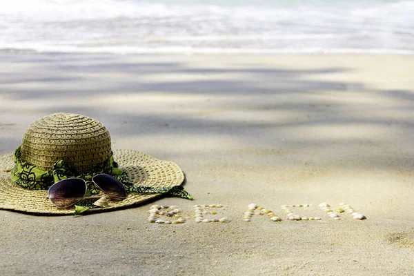 Hat Sunglasses Beach Sand Vacation Concept Beach Written Sand Shells — Stock Photo, Image