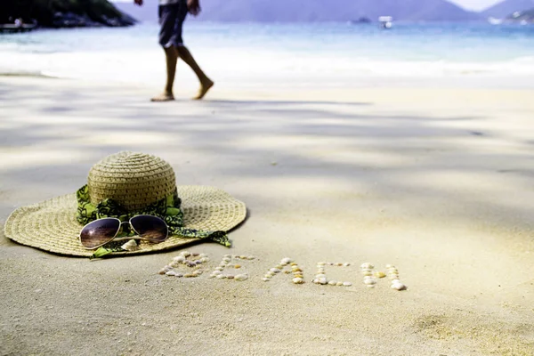 Plaj Kumu Üzerinde Şapka Güneş Gözlüğü Tatil Konsepti Kum Kabukları — Stok fotoğraf