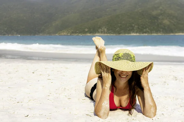 Pembe Bikinili Güneş Şapkalı Kadın Sahilde Yatıyor Şapka Tutmak Gülmek — Stok fotoğraf