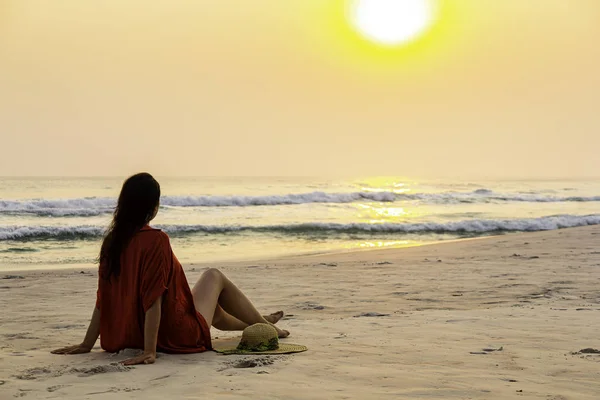 Plajda Gün Batımına Hayran Mayoile Kumda Oturan Kadın — Stok fotoğraf