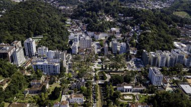 Petropolis, Rio de Janeiro, Brezilya 'daki Liberdade Meydanının panoramik manzarası.
