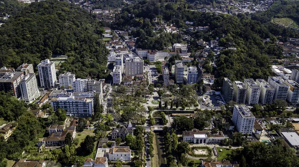 Petropolis, Rio de Janeiro, Brezilya 'daki Liberdade Meydanının panoramik manzarası.