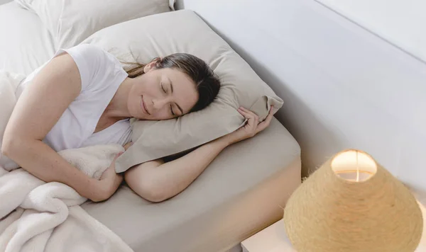 Mooie Vrouw Rustend Haar Bed Gedurende Dag — Stockfoto