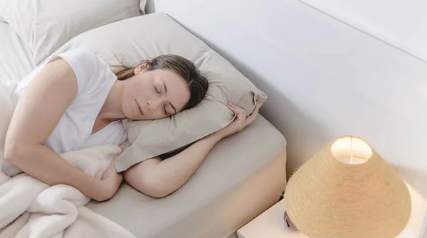 Vrouw Liggend Bed Met Lamp Aan — Stockfoto