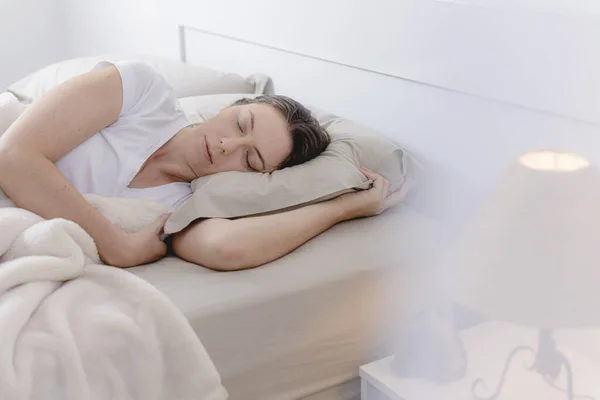 Красива Жінка Лежить Ліжку Спить Лампою — стокове фото