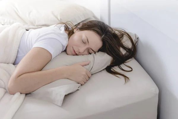 Mooie Vrouw Slapen Gezicht Naar Beneden Haar Bed — Stockfoto