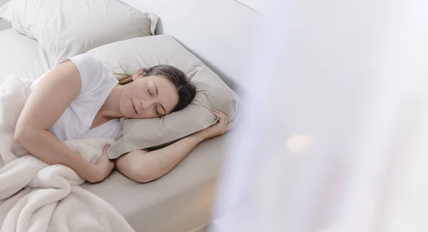 Wanita Cantik Berbaring Sisi Tempat Tidur Dengan Lampu Menyala — Stok Foto