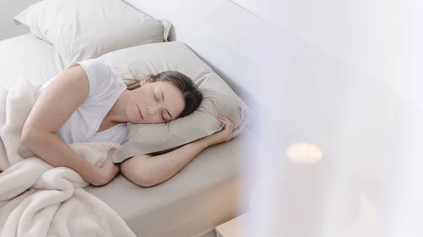 Mooie Vrouw Liggend Haar Kant Bed Met Lamp — Stockfoto