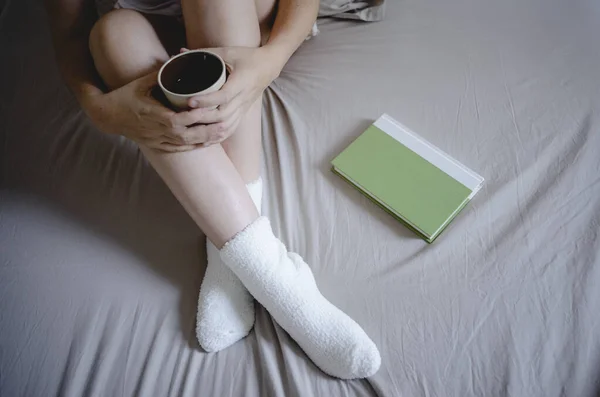 Vrouw Haar Bed Het Lezen Van Een Boek Het Hebben — Stockfoto