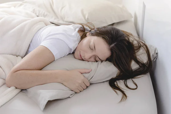 Hermosa Mujer Durmiendo Boca Abajo Cama — Foto de Stock