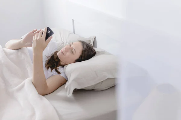 Модель Лежить Ліжку Вирішення Проблем Роботи Своїм Мобільним Телефоном — стокове фото