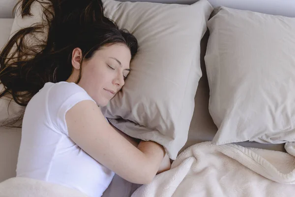 Mooie Vrouw Slapen Haar Kant Haar Bed — Stockfoto