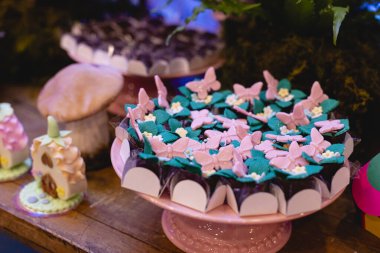 Peri temalı çocuk partisi dekorasyonu ve şekeri. Çocuk partisi için dekorasyon konsepti.