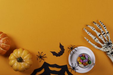 Cadılar Bayramı ve dekorasyon konsepti. Cadılar Bayramı partisi nesneleri koleksiyonu.