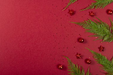 Yaratıcı Noel konsepti. Kırmızı arkaplan.